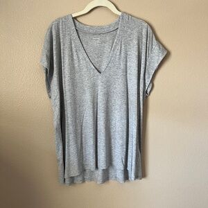 FRAME Le Mid Rise V Neck Tee Shirt in Gris Heather